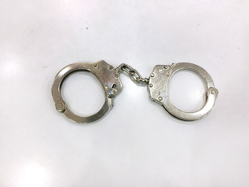 手銬.手鐐.手扣.警察.女警.犯人.嫌犯.囚犯.罪犯.道具.鐐銬.刑具